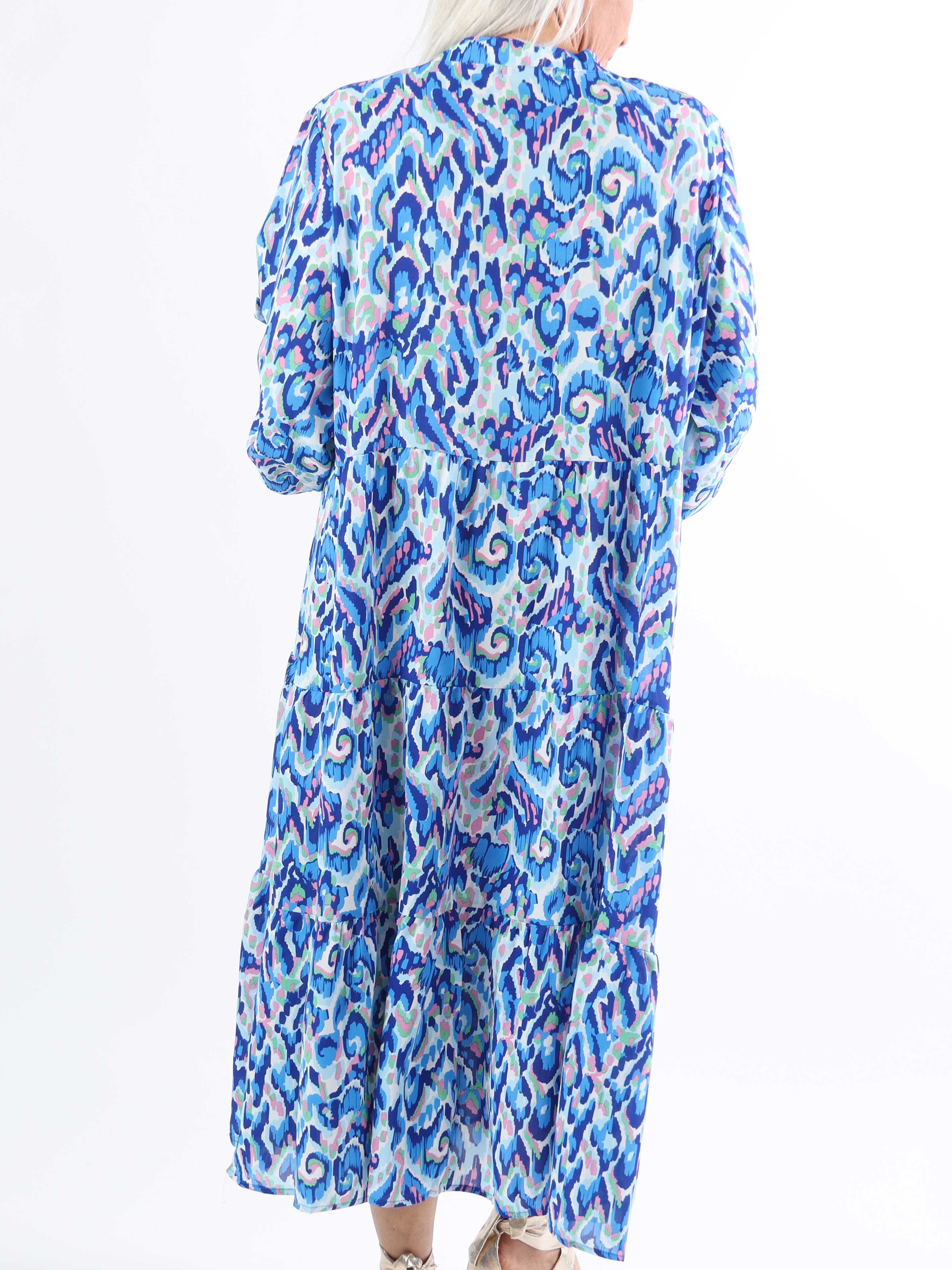 Lia - Mönstrad färgad plus size-klänning med lager-på-lager-look